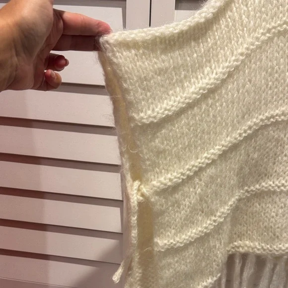 Elegant knitted Cream Knit Poncho with Fringe - Picture 3 of 12